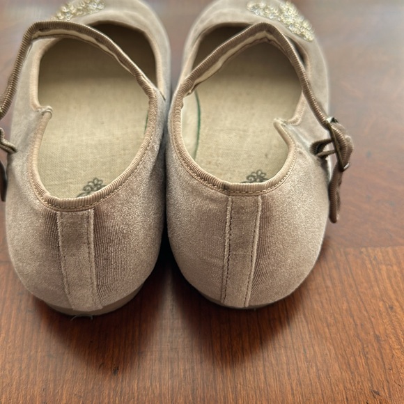 Joyfoile Liv Mary Janes, Youth size 4. - Picture 3 of 4